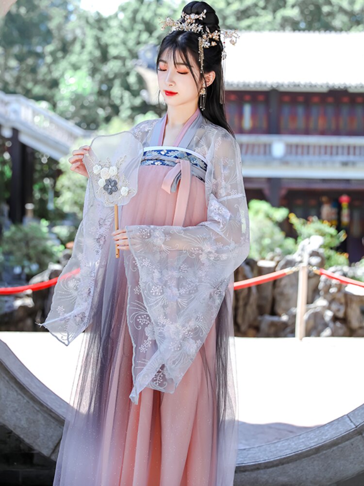 Medieval Hanfu Dress: Majestic Han Dynasty